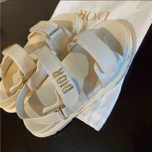 Dioract sandals beige lamb skin never worn. Super fast shipping.